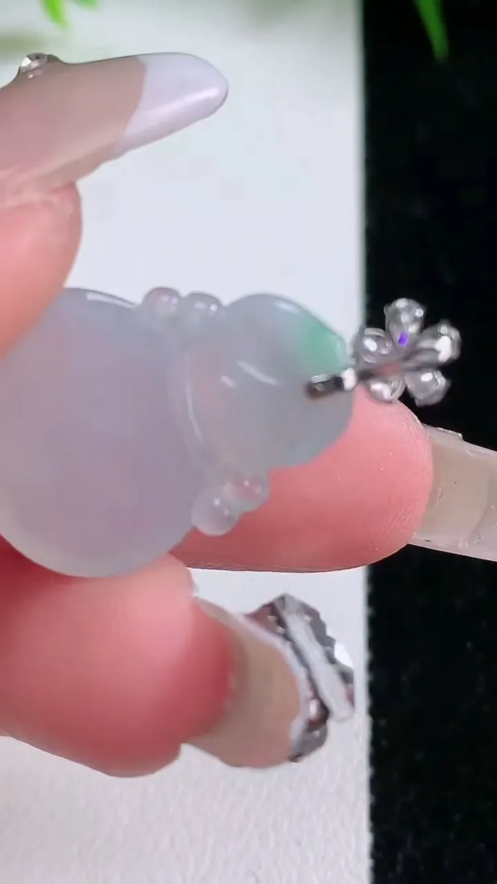 天然A货翡翠福袋吊坠，尺寸21-17-5.7，重量:3.56g
1月26日