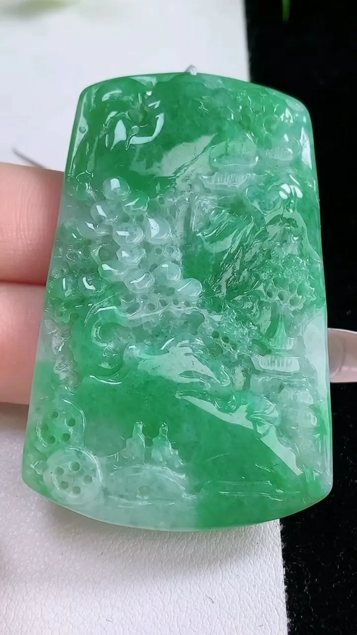 天然A货翡翠山水牌吊坠，尺寸58.6-37.2-5.2，重量:26.62g
1月26日