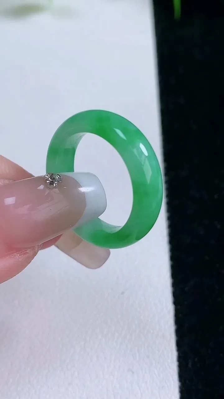 天然A货翡翠指环戒指，尺寸16.5-5-2.8，重量:3.33g2026年1月26日
工厂直销收藏佳