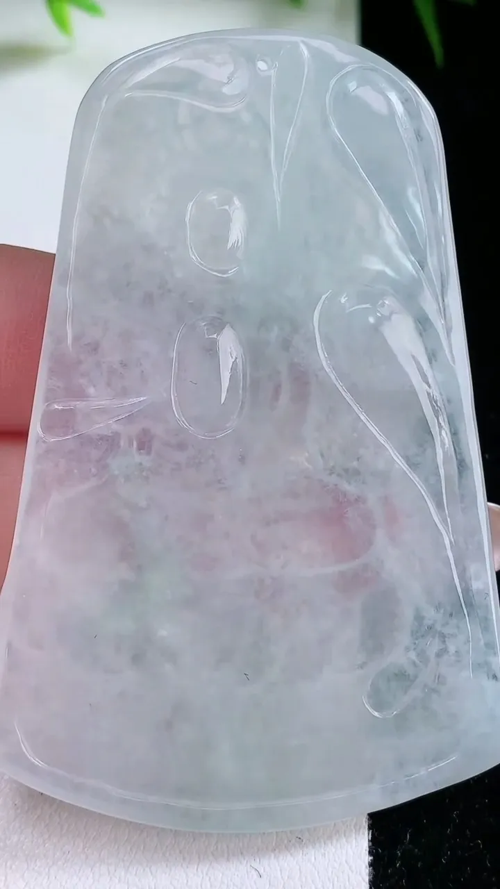 天然A货翡翠虚空藏菩萨吊坠，尺寸63.2-42-3.8，重量:24.22g
1月26日