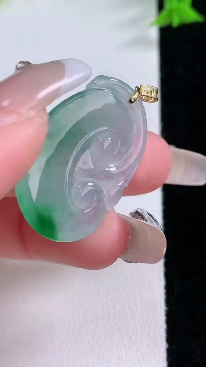 天然A货翡翠如意吊坠，尺寸30-20.4-4，重量:5.45g
1月26日