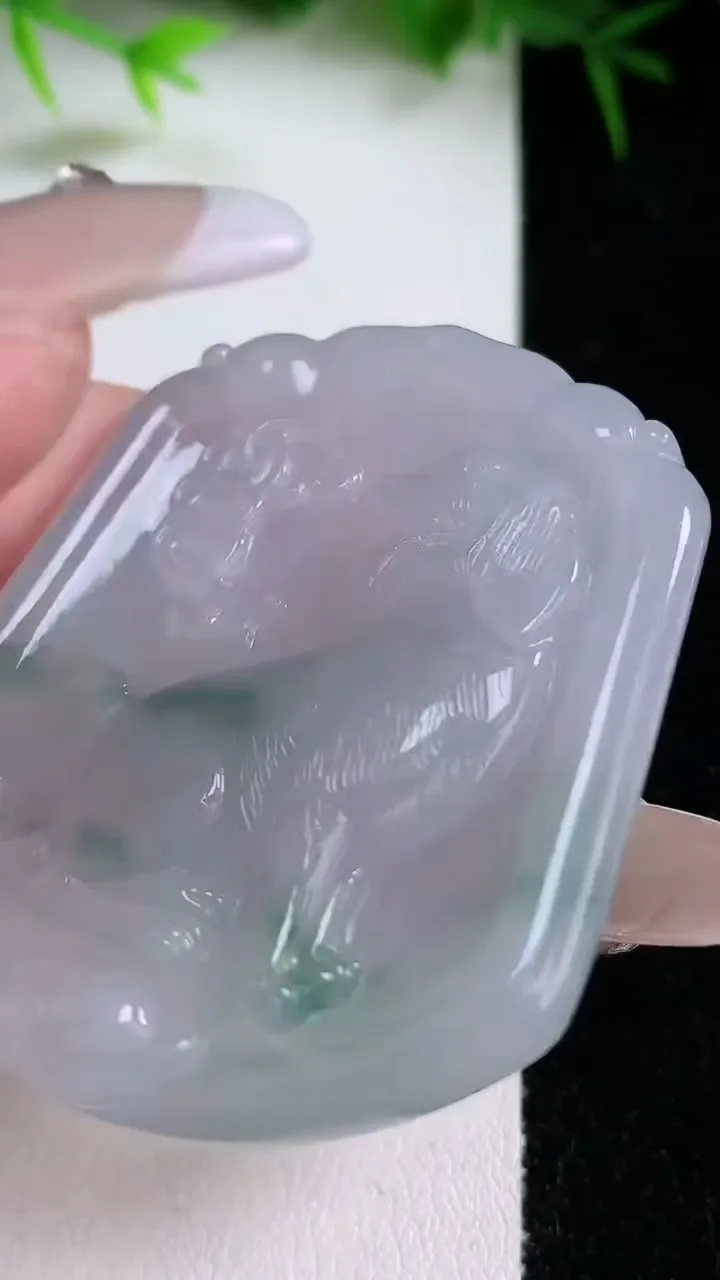 天然A货翡翠飘花生肖狗吊坠，尺寸50-42.3-4.6，重量:20.09g
1月26日