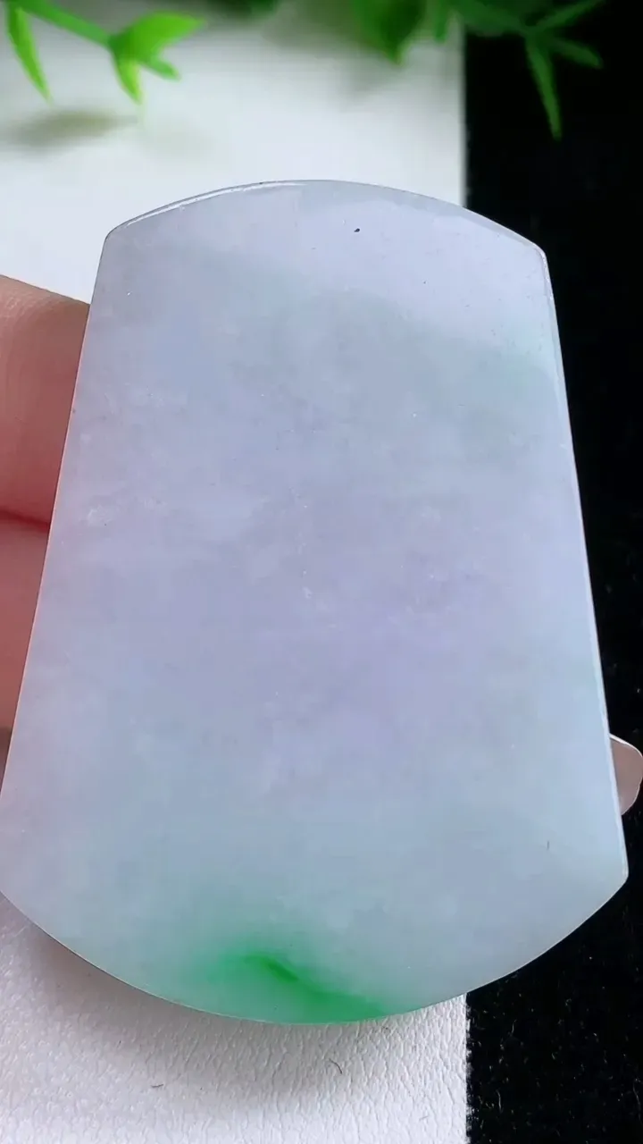 天然A货翡翠无事牌镶嵌件，尺寸55.8-41.7-6.2，重量:39.48g
1月26日