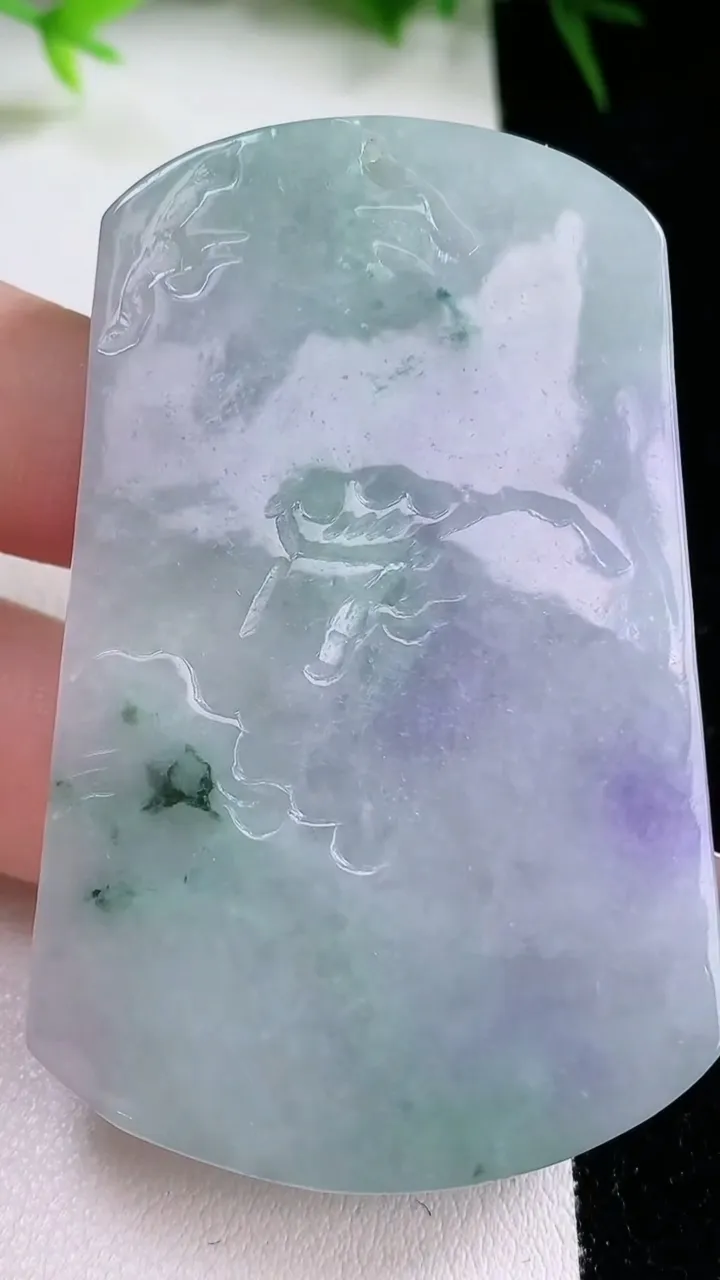 天然A货翡翠牌吊坠，尺寸51.7-39.2-6.3，重量:37.39g
1月26日