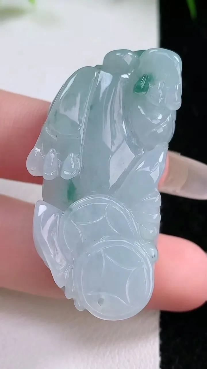 天然A货翡翠飘花霸王貔貅吊坠，尺寸44-27-12.7，重量:25.04g
1月26日