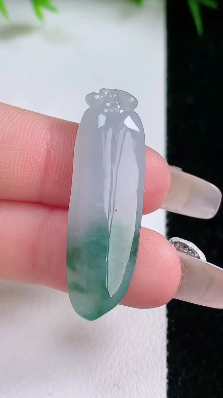 天然A货翡翠飘花福瓜吊坠，尺寸36.8-11.5-5.4，重量:5.00g
1月26日