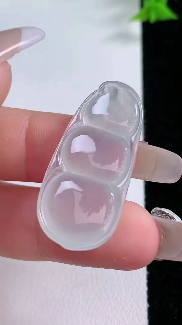 天然A货翡翠福豆吊坠，尺寸34-15.4-5.8，重量:5.64g
1月26日