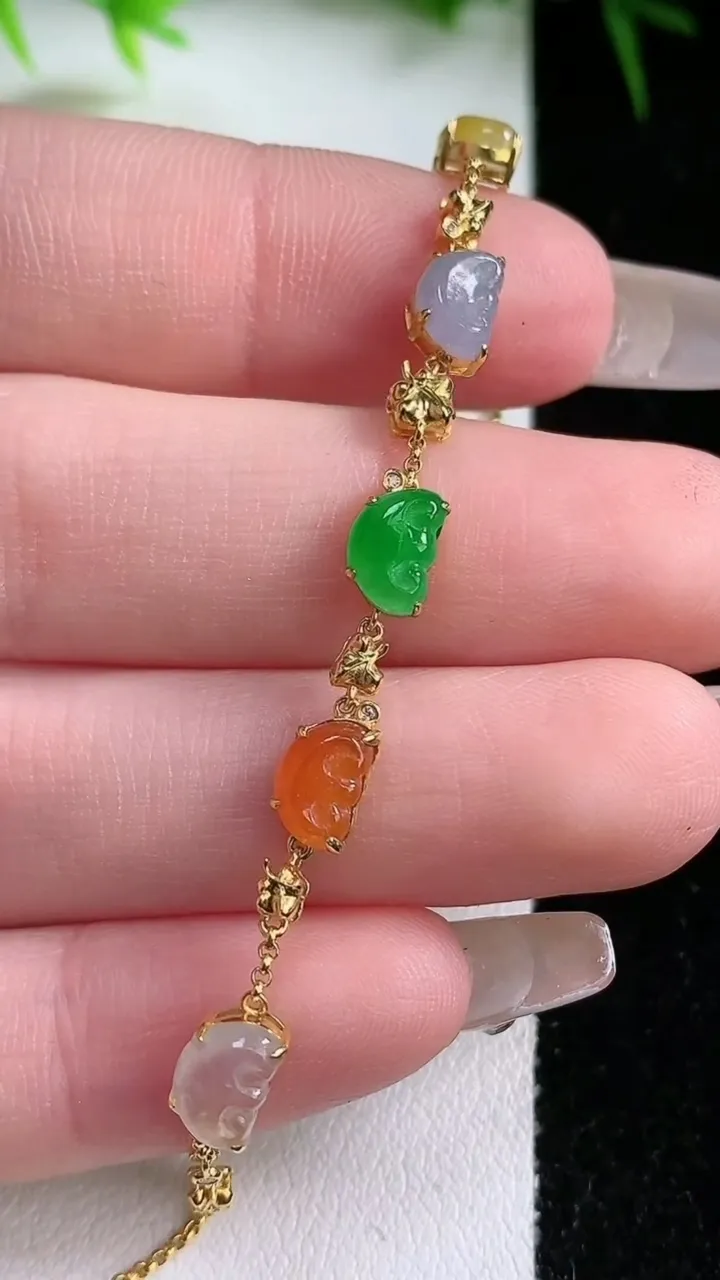 天然A货翡翠18K金四彩如意头手链，尺寸6.3-4.6，重量:3.48g
1月26日