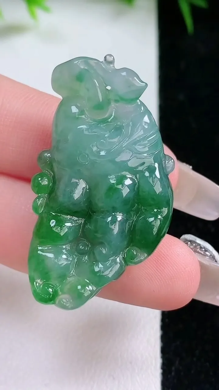 天然A货翡翠佛手瓜吊坠，尺寸38.6-23-8.7，重量:11.13g
1月26日