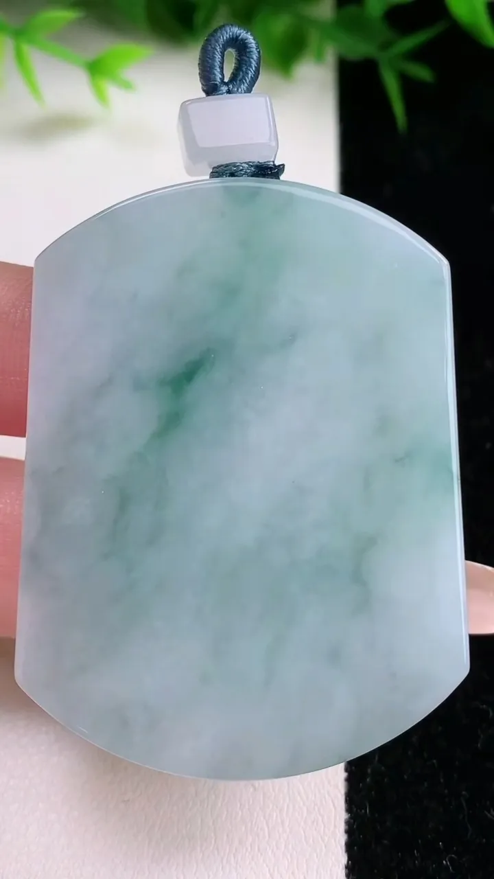 天然A货翡翠飘花无事牌吊坠，尺寸51-38.3-5.4，重量:33.53g
1月26日