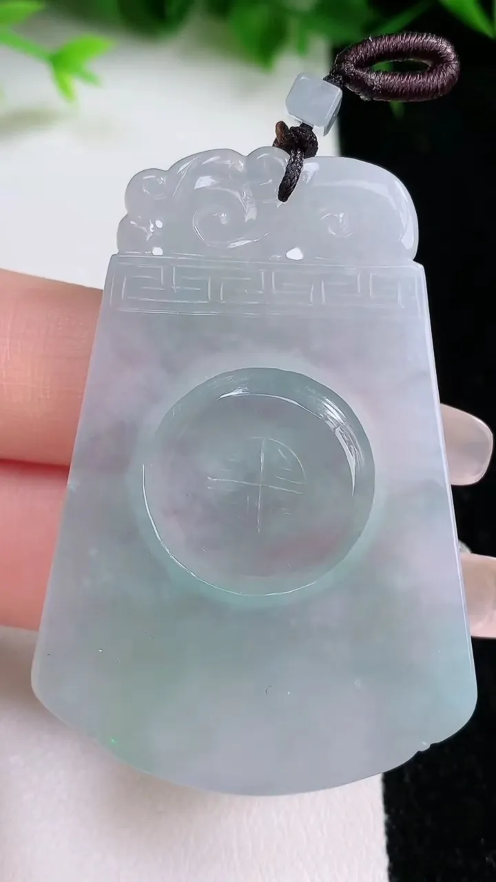 天然A货翡翠仿古无事牌吊坠，尺寸52.6-36.5-3.5，重量:17.87g
1月26日