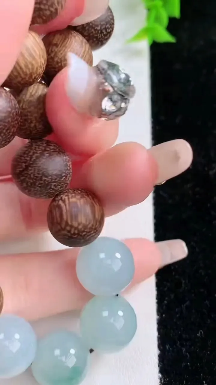 天然A货翡翠飘花圆珠手串，尺寸12.2，重:25.21g1月26日
工厂直销收藏佳品,种好水足，色泽均匀，有种有色，上手高大气！