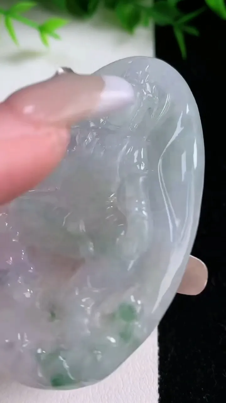 天然A货翡翠飘花大势至菩萨吊坠，尺寸64.7-40-5，重量:25.58g
1月26日