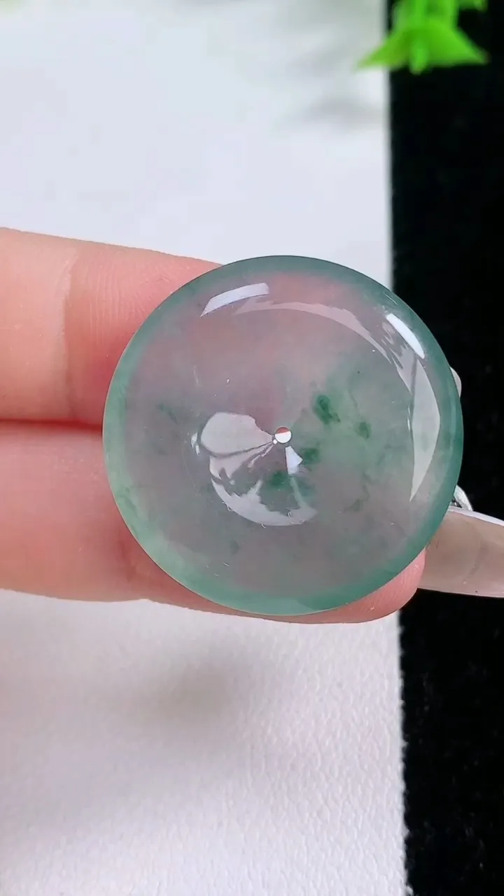 天然A货翡翠冰种飘花平安扣吊坠，尺寸27.6-5，重量:7.52g
1月26日