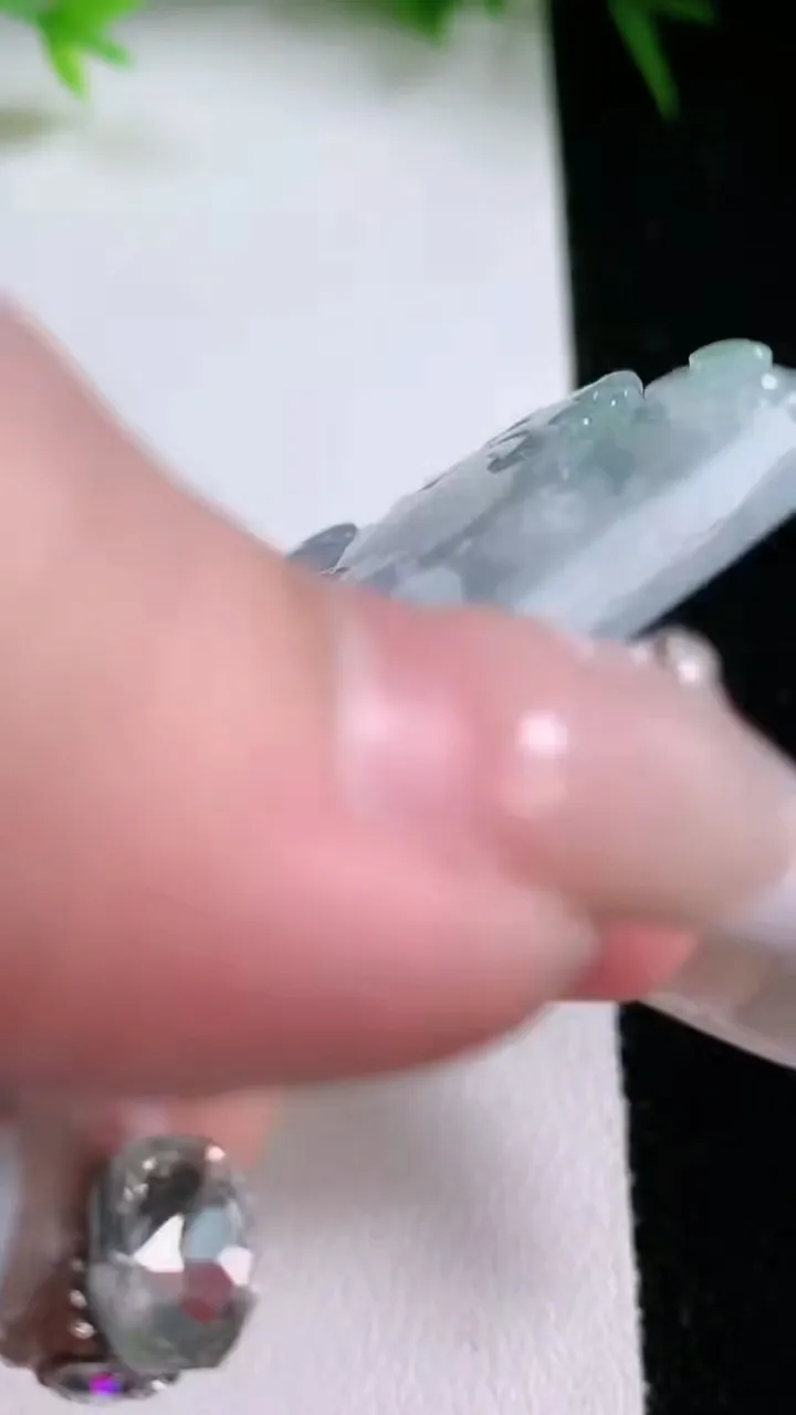 天然A货翡翠牌吊坠，尺寸51.7-39.2-6.3，重量:37.39g
1月26日