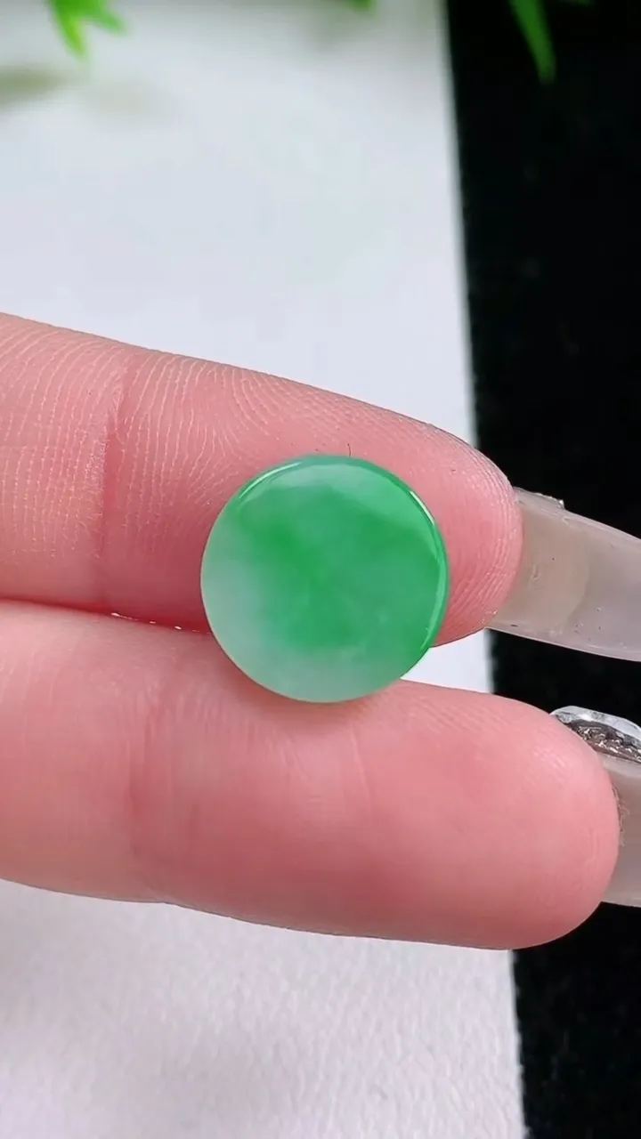 天然A货翡翠无事牌镶嵌件，尺寸12.4-3，重量:1.65g
1月26日