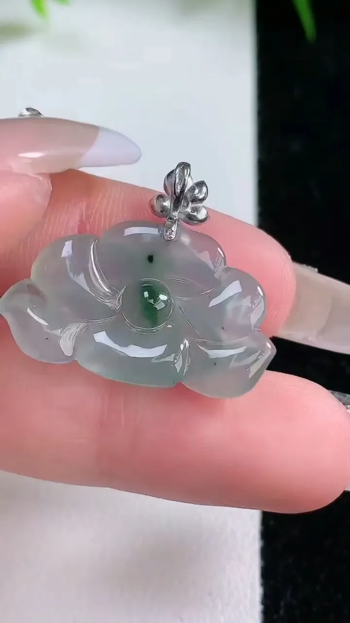 天然A货翡翠18K金飘花和和美美 荷花吊坠，尺寸15.8-26.3-4，重量:2.98g
1月26日