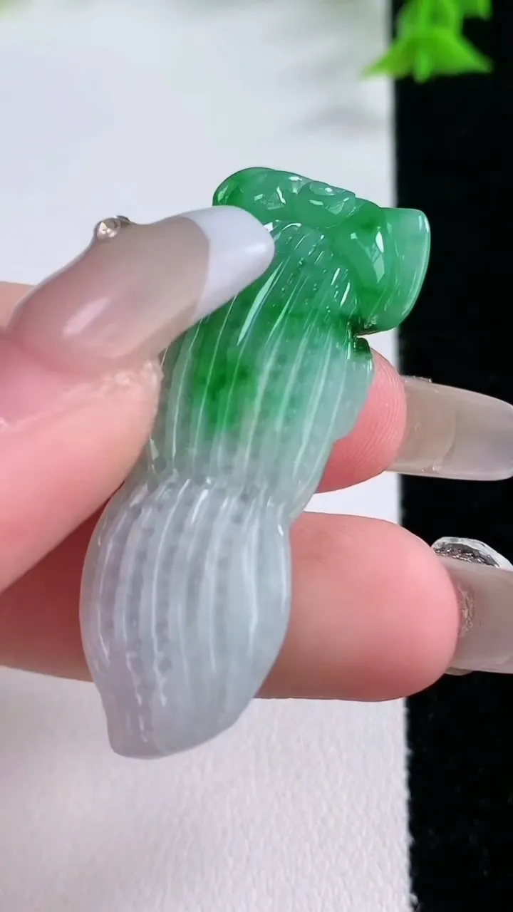 天然A货翡翠花生吊坠，尺寸45.6-17.5-9.4，重量:11.67g
1月26日