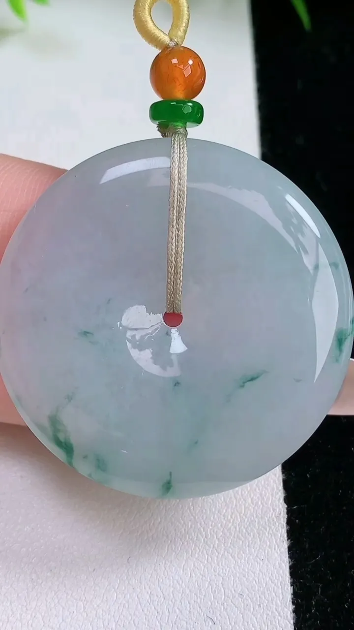 天然A货翡翠飘花平安扣吊坠，尺寸39.6-5.8，重量:21.32g
1月26日