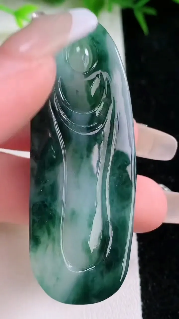 天然A货翡翠飘花妈祖吊坠，尺寸64-22.6-6.3，重量:21.42g
1月26日