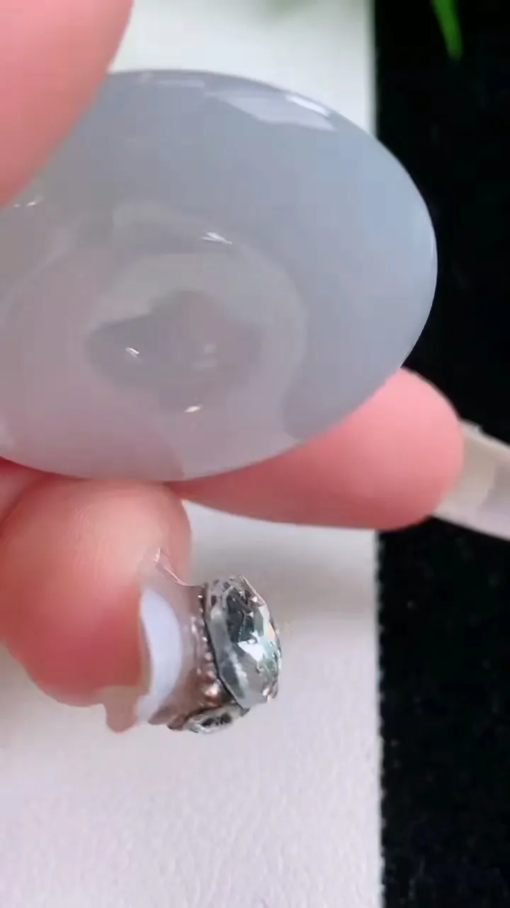 天然A货翡翠紫罗兰平安扣吊坠，尺寸35-5.8，重量:16.75g
1月26日