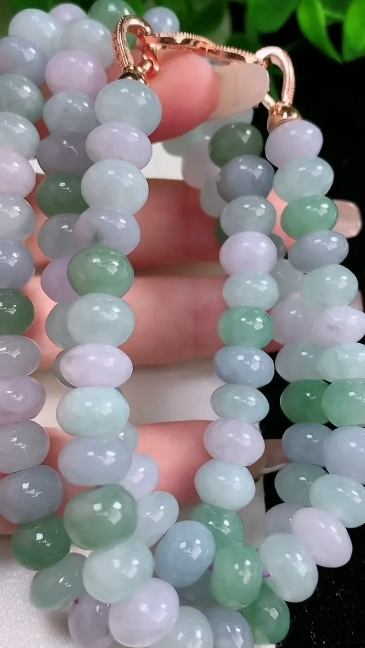 天然A货翡翠算盘珠项链，尺寸8.8-6-92颗，重量:91.70g1月26日
工厂直销收藏佳品,种好水足，色泽均匀，有种有色，上手高大气！