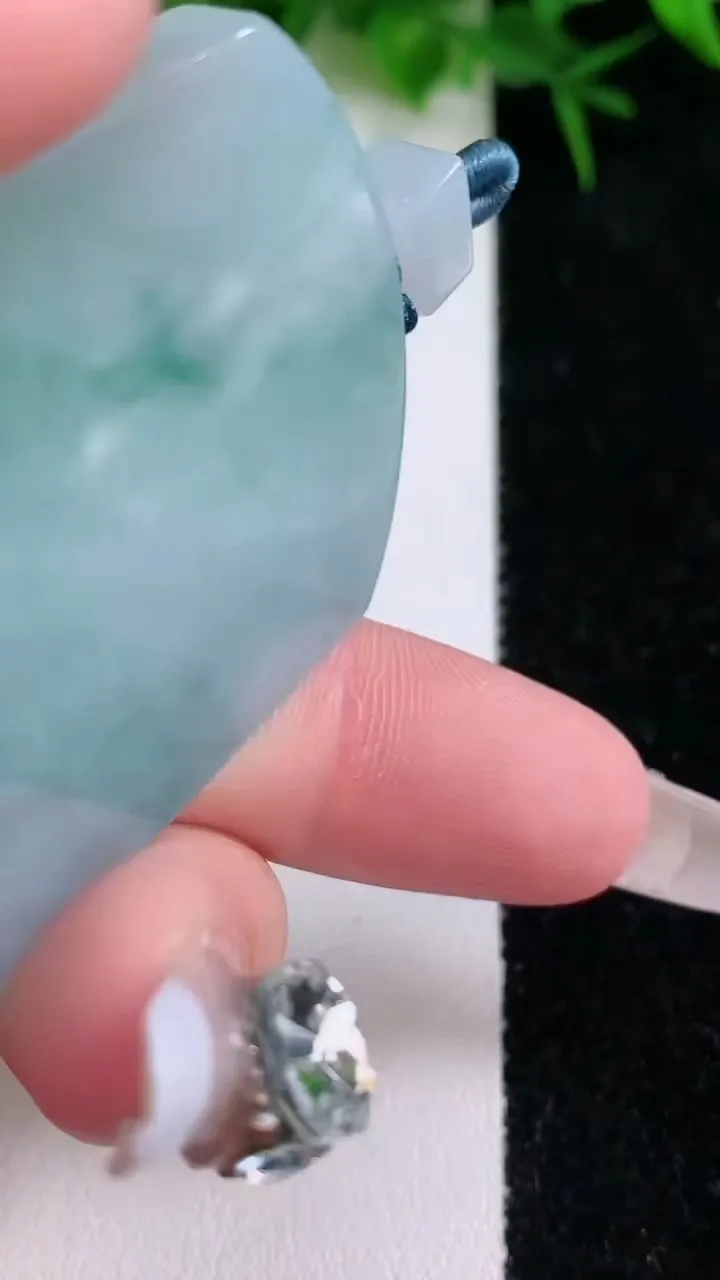 天然A货翡翠飘花无事牌吊坠，尺寸51-38.3-5.4，重量:33.53g
1月26日