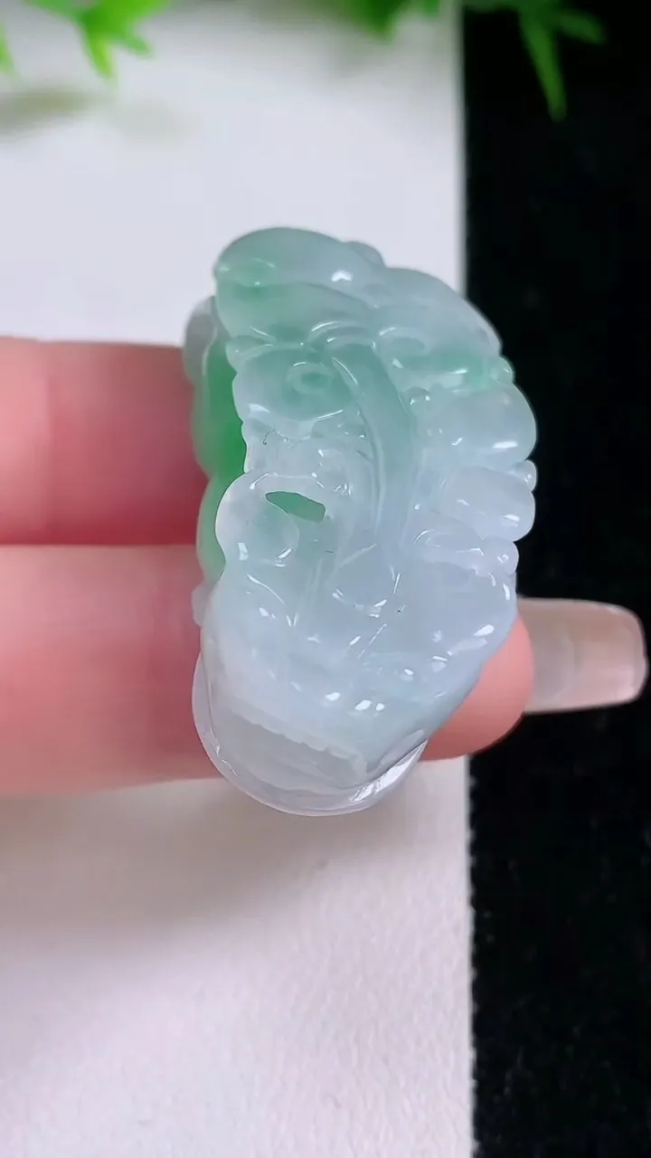 天然A货翡翠貔貅吊坠，尺寸41.3-20-11.8，重量:22.08g
1月26日