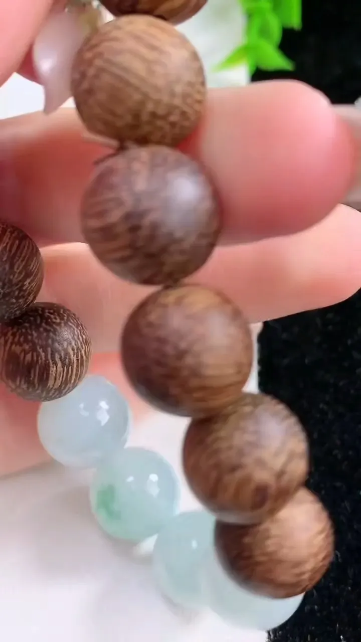 天然A货翡翠飘花圆珠手串，尺寸12.2，重:25.21g1月26日
工厂直销收藏佳品,种好水足，色泽均匀，有种有色，上手高大气！