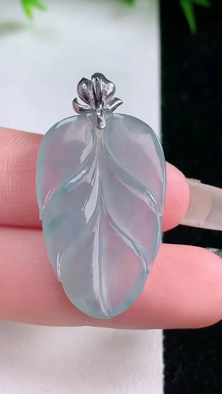 天然A货翡翠种飘花金枝玉叶 叶子吊坠，尺寸30.2-19.5-3.8，重量:5.08g
1月26日