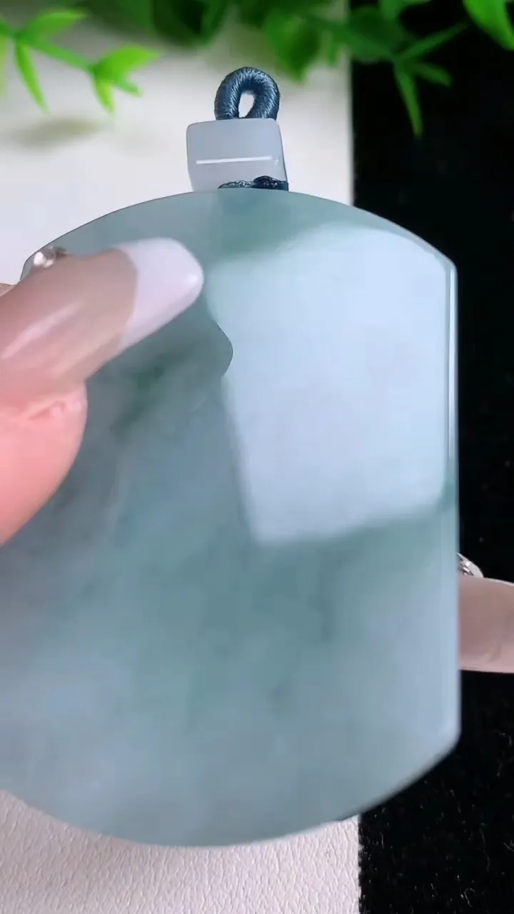 天然A货翡翠飘花无事牌吊坠，尺寸51-38.3-5.4，重量:33.53g
1月26日