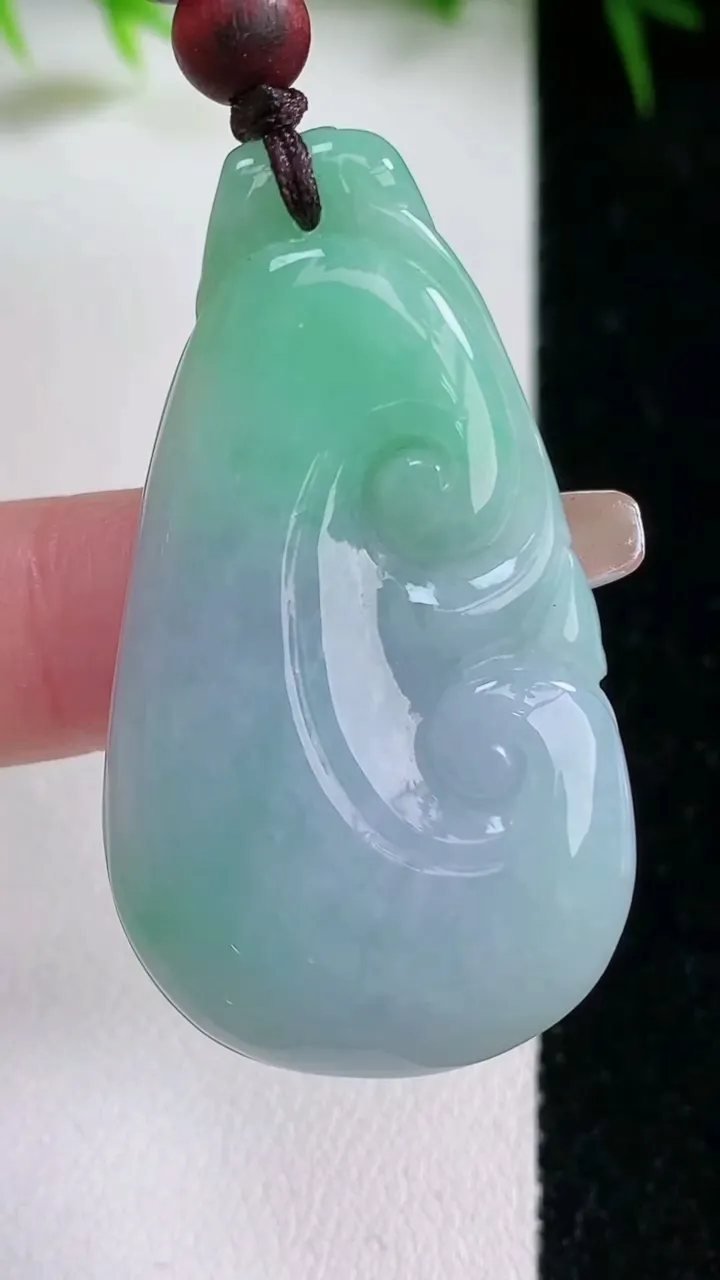 天然A货翡翠春带彩紫罗兰如意吊坠，尺寸44.8-25-5.6，重量:16.22g
1月26日