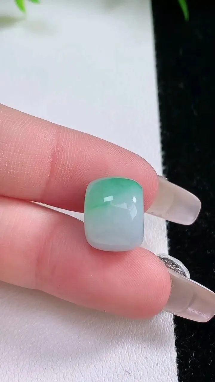 天然A货翡翠路路通吊坠，尺寸13-10，重量:4.14g
1月26日