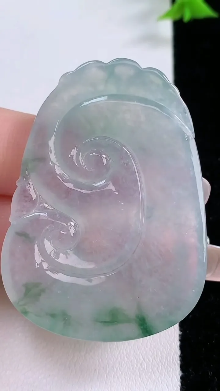 天然A货翡翠种飘花如意吊坠，尺寸49.6-36.3-4.6，重量:20.09g
1月26日