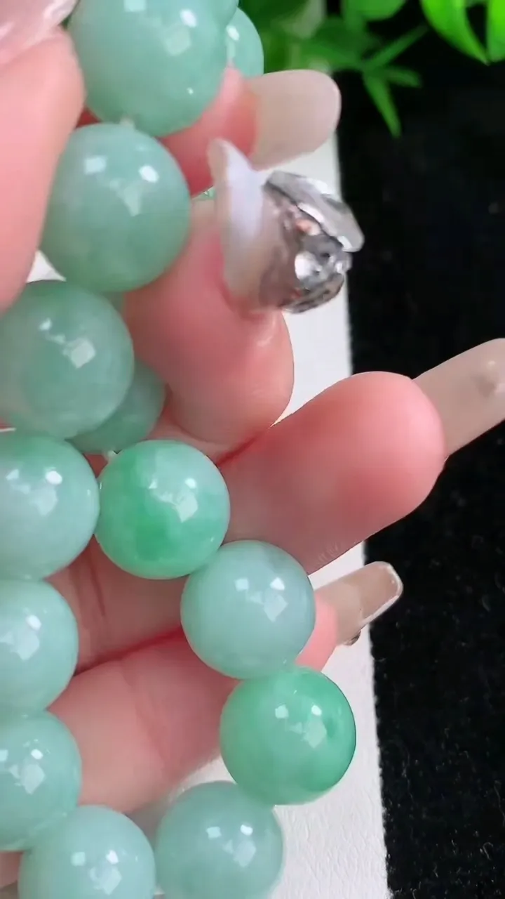 天然A货翡翠圆珠手串，尺寸11.8-16颗，重量:47.55g1月26日
工厂直销收藏佳品,种好水足，色泽均匀，有种有色，上手高大气！