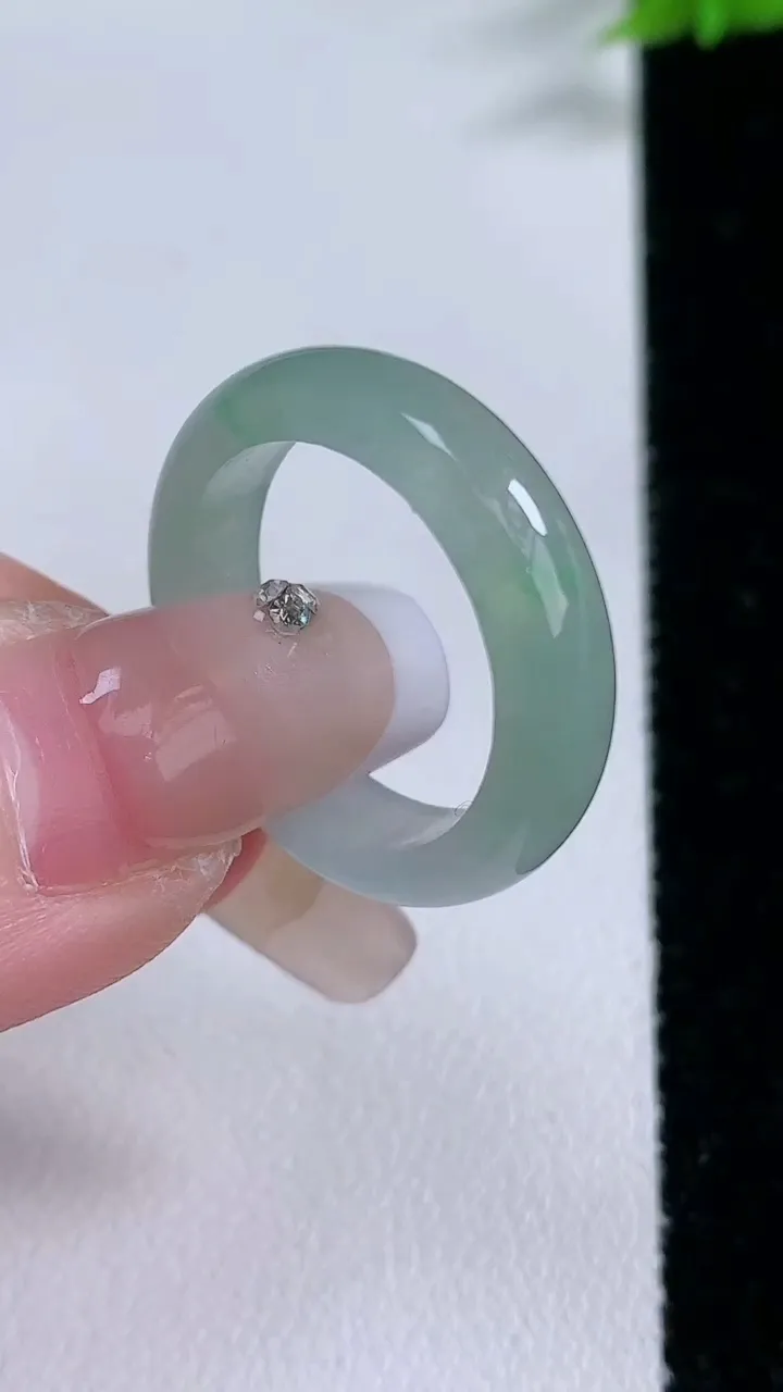 天然A货翡翠指环戒指，尺寸18.4-5-2.8，重量:3.65g2026年1月26日
工厂直销收藏佳品,种好水足，色泽均匀，有种有色，上手高大气！