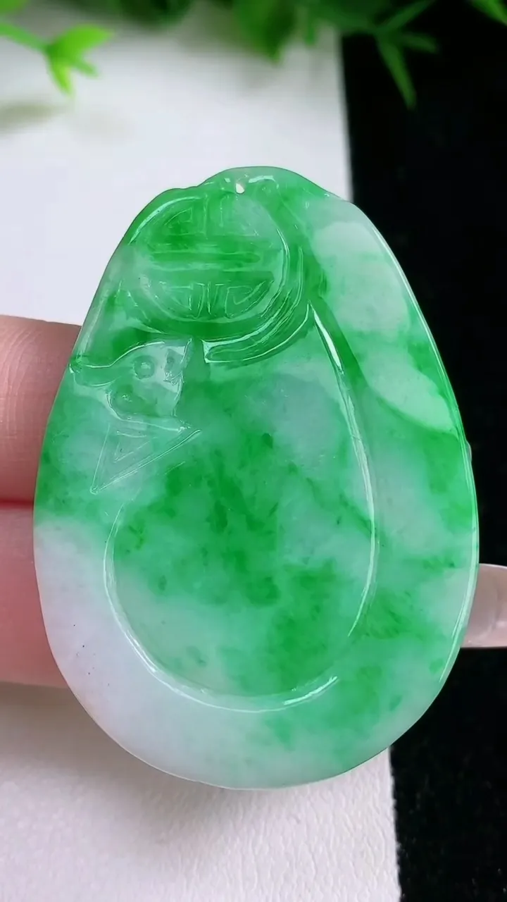 天然A货翡翠复古龙牌吊坠，尺寸50-35-3.5，重量:14.31g
1月26日