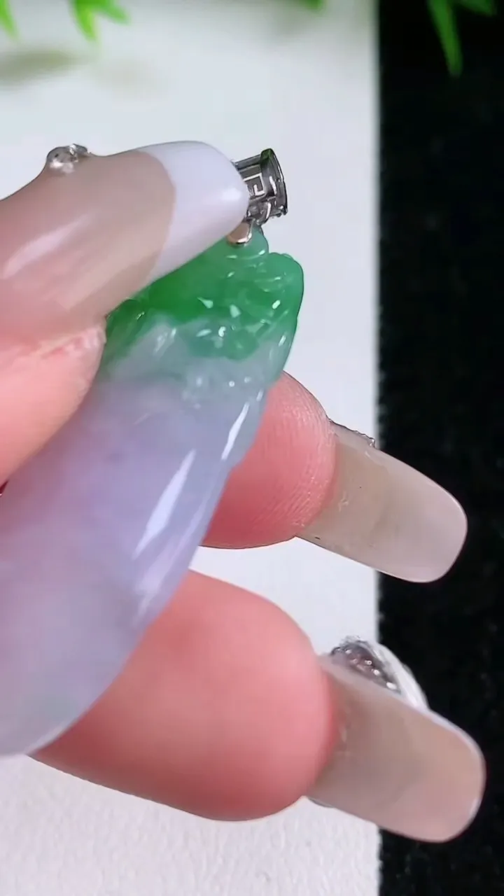 天然A货翡翠18K金春带彩紫罗兰福瓜吊坠，尺寸36.2-14.2-7，重量:6.93g
1月26日