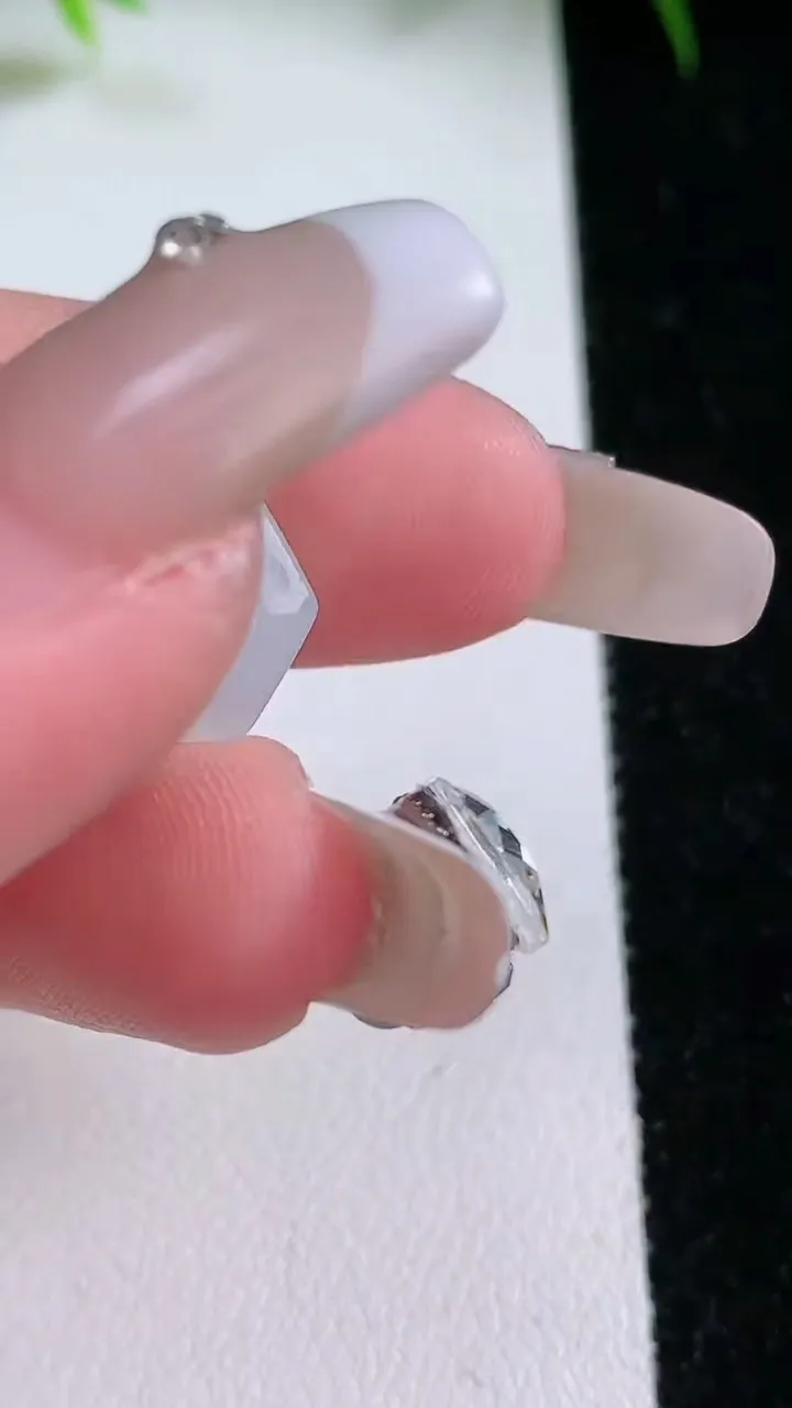 天然A货翡翠六字真言 路路通吊坠，尺寸11.6-11.2，重量:3.97g
1月26日