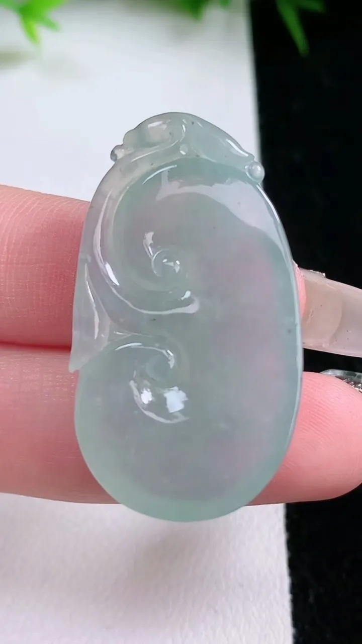 天然A货翡翠如意吊坠，尺寸37-20.8-6.7，重量:10.37g
1月26日