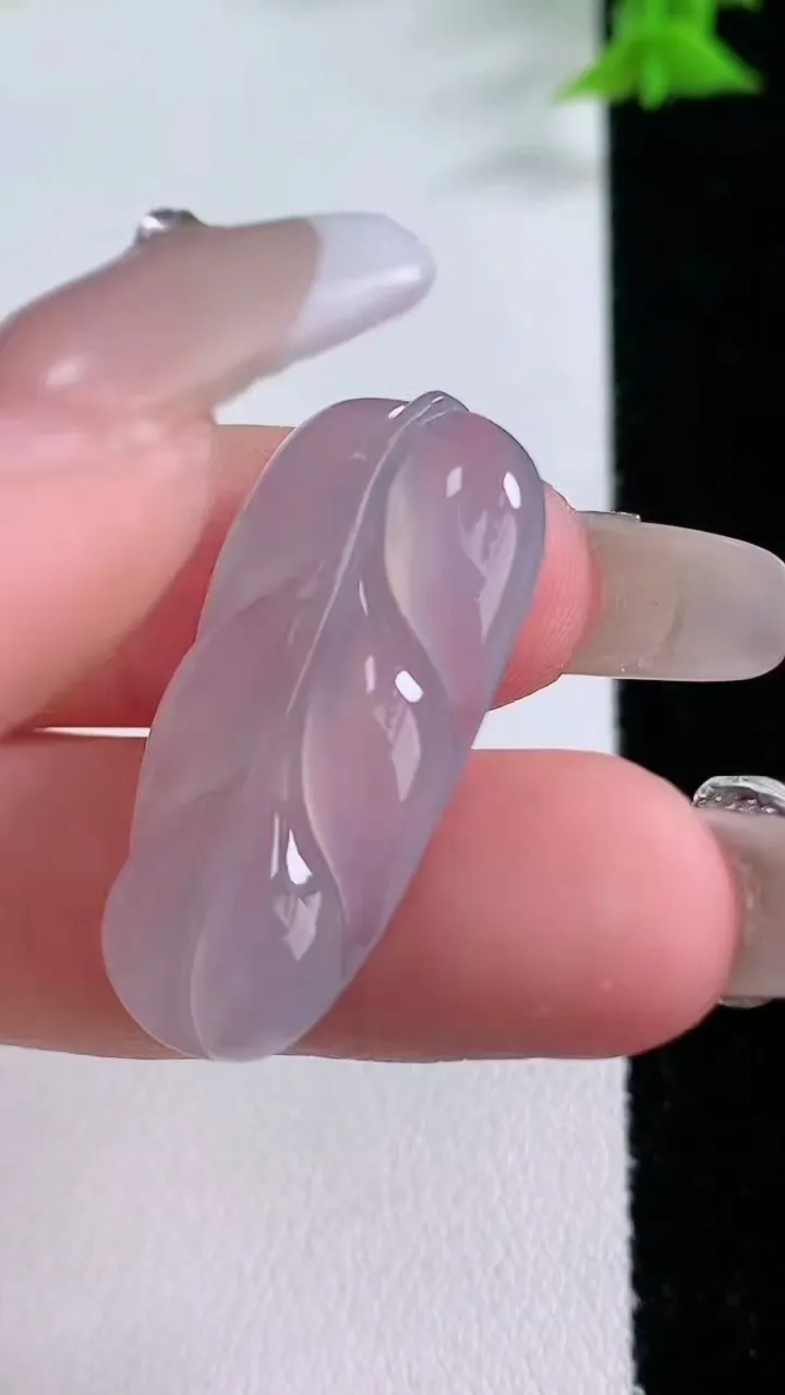 天然A货翡翠冰种紫罗兰金枝玉叶 叶子吊坠，尺寸31-15-3.8，重量:4.37g
1月26日