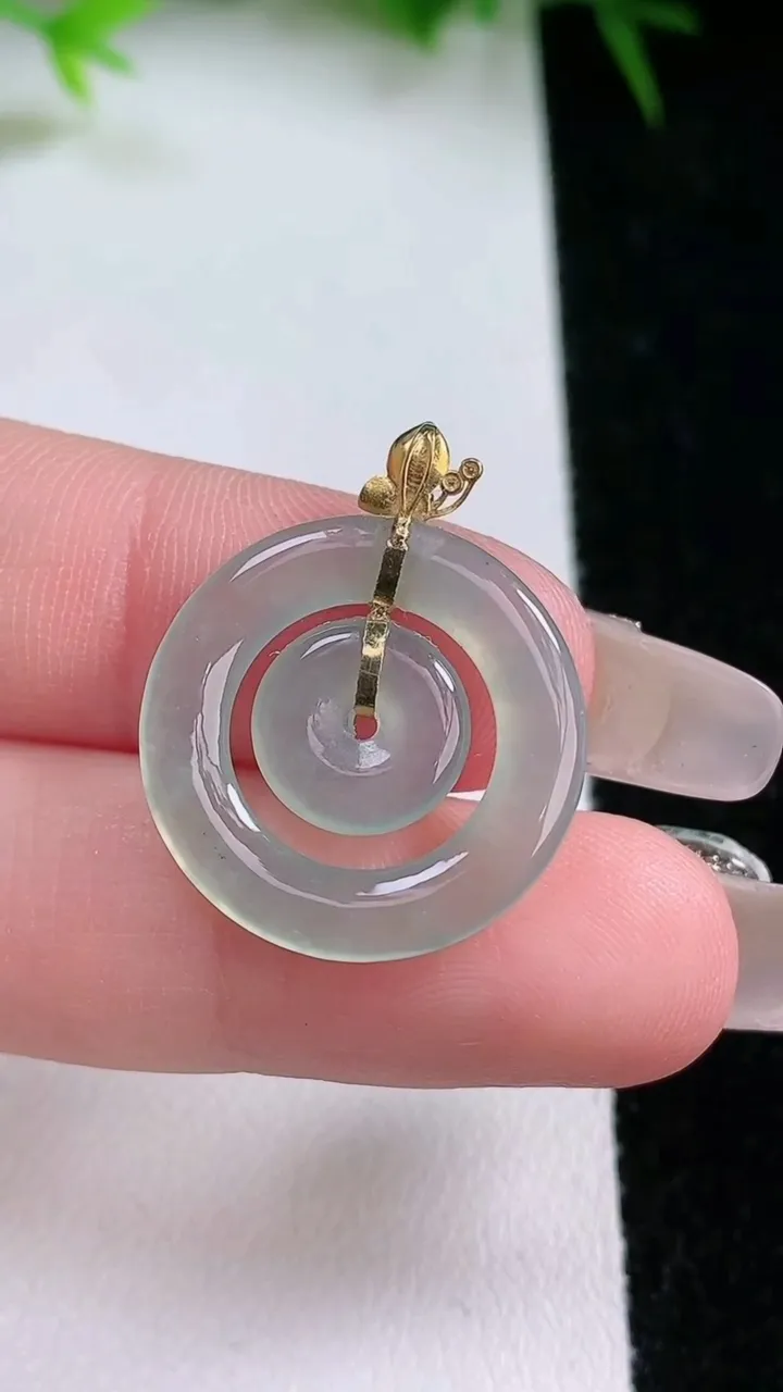 天然A货翡翠母子平安扣吊坠，尺寸20.3-2，重量:1.94g
1月26日