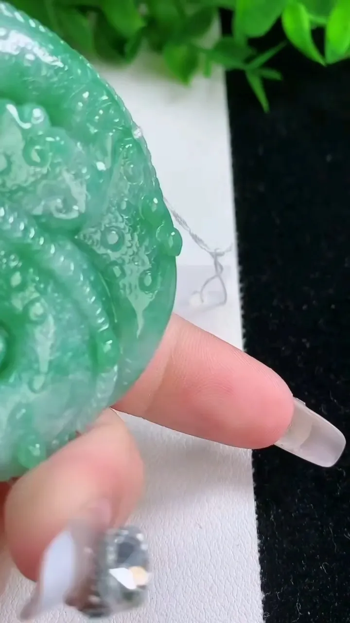 天然A货翡翠龙牌吊坠，尺寸57.3-13.2，重量:84.47g
1月26日