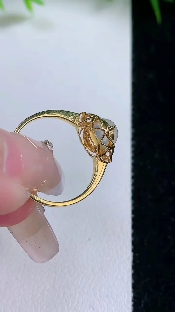 天然A货翡翠种白冰蛋面戒指，尺寸17.5-8.3-7-6.5，重量:1.76g2026年1月26日
工厂直销收藏佳品,种好水足，色泽均匀，有种有色，上手高大气！