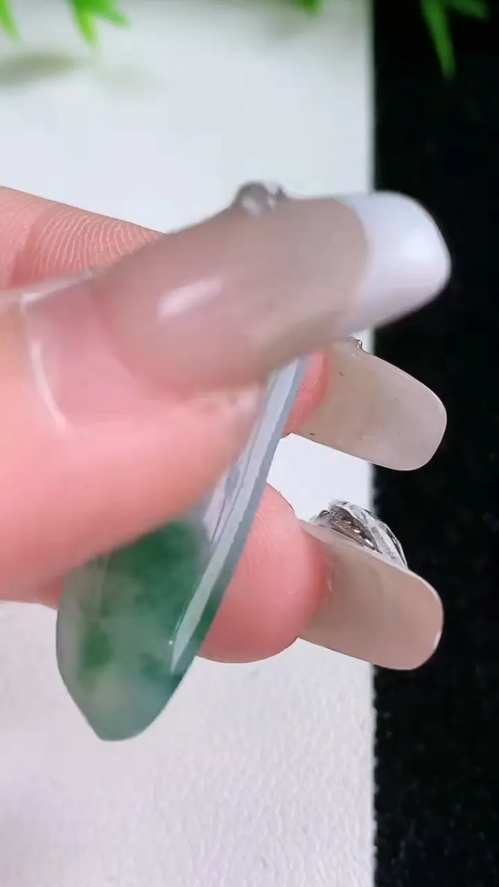 天然A货翡翠飘花福瓜吊坠，尺寸36.8-11.5-5.4，重量:5.00g
1月26日