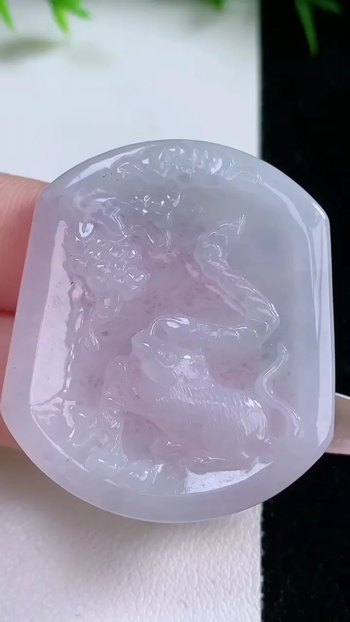 天然A货翡翠紫罗兰生肖鼠吊坠，尺寸41.7-35.6-4.8，重量:12.41g
1月26日