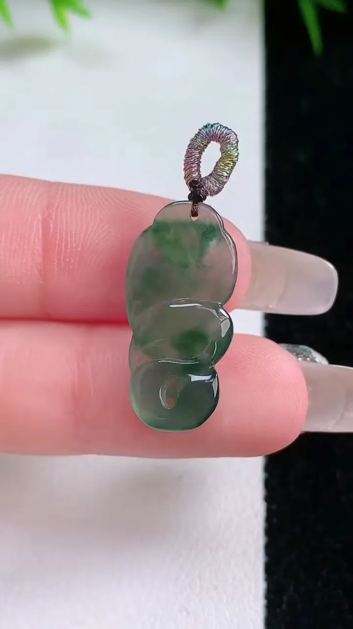 天然A货翡翠生肖蛇吊坠，尺寸21.6-11.4，重量:1.69g
1月26日