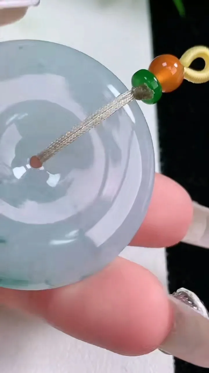 天然A货翡翠飘花平安扣吊坠，尺寸39.6-5.8，重量:21.32g
1月26日