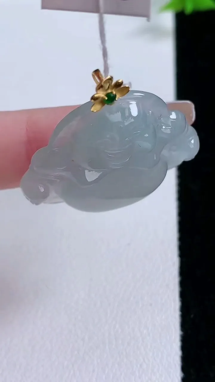 天然A货翡翠种白冰佛公吊坠，尺寸27.3-32-6.6，重量:8.27g
1月26日