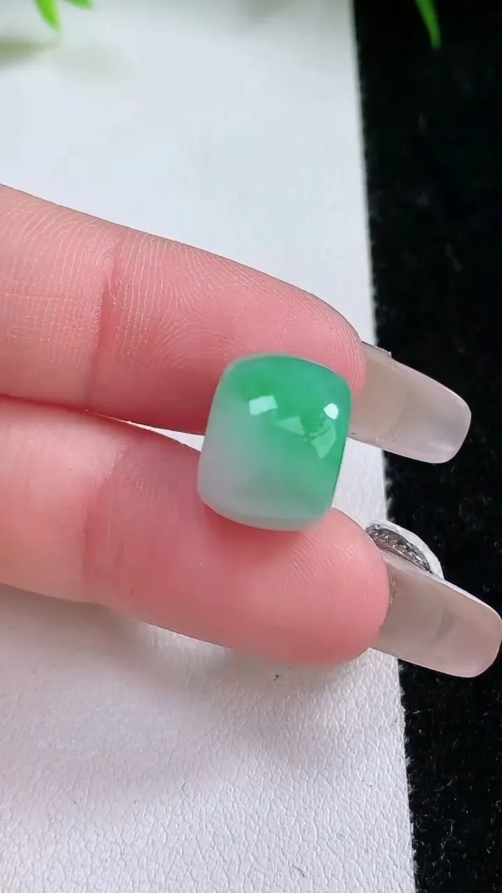 天然A货翡翠路路通吊坠，尺寸13-10，重量:4.14g
1月26日